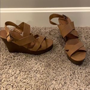 NWOT neutral wedges